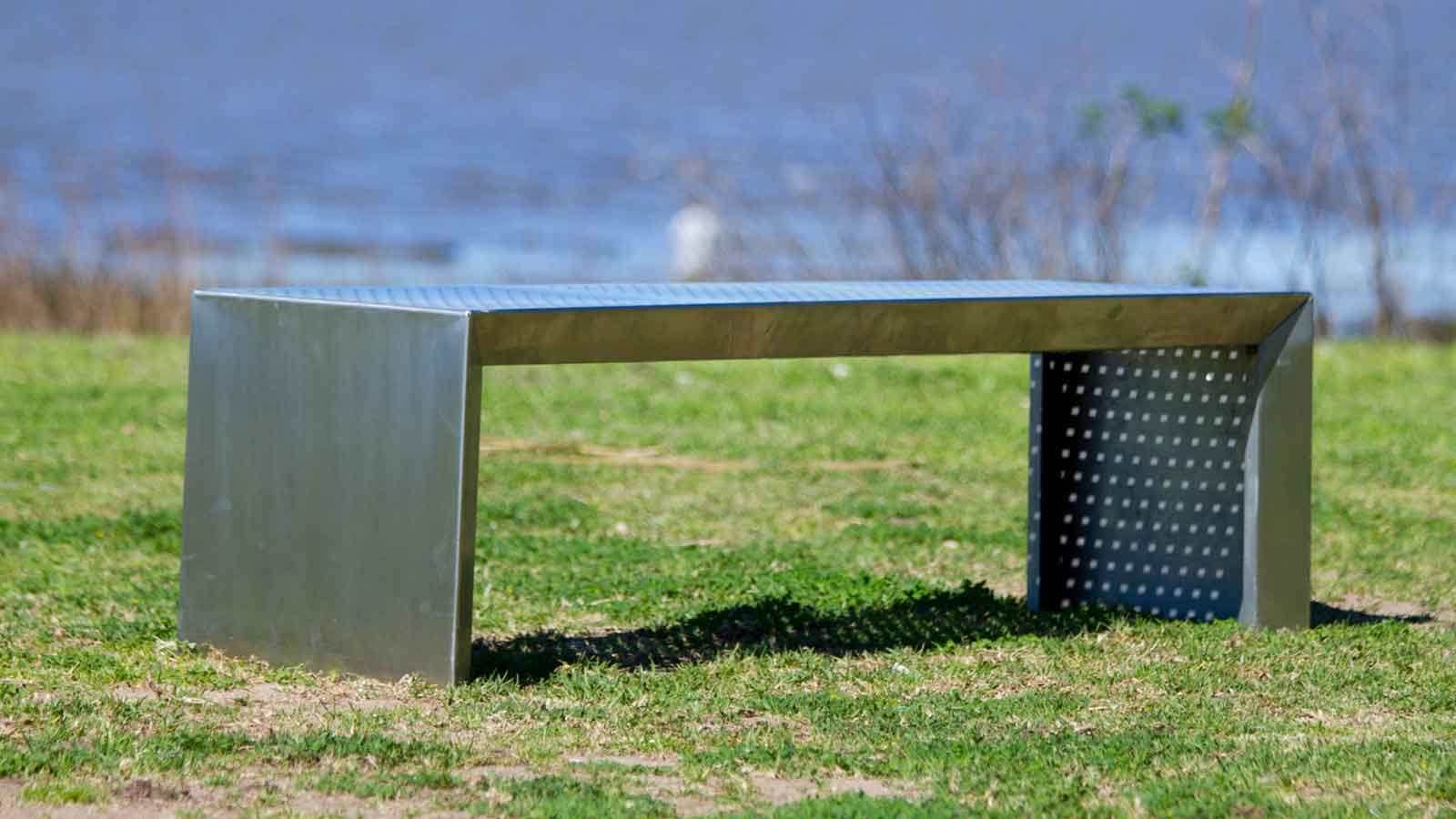 banco-arco-chapa-metalica-costanera-rio.jpg
