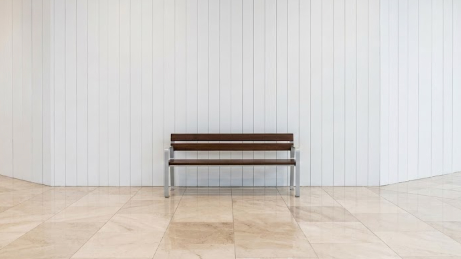 banco-bal-pared-blanca.jpg