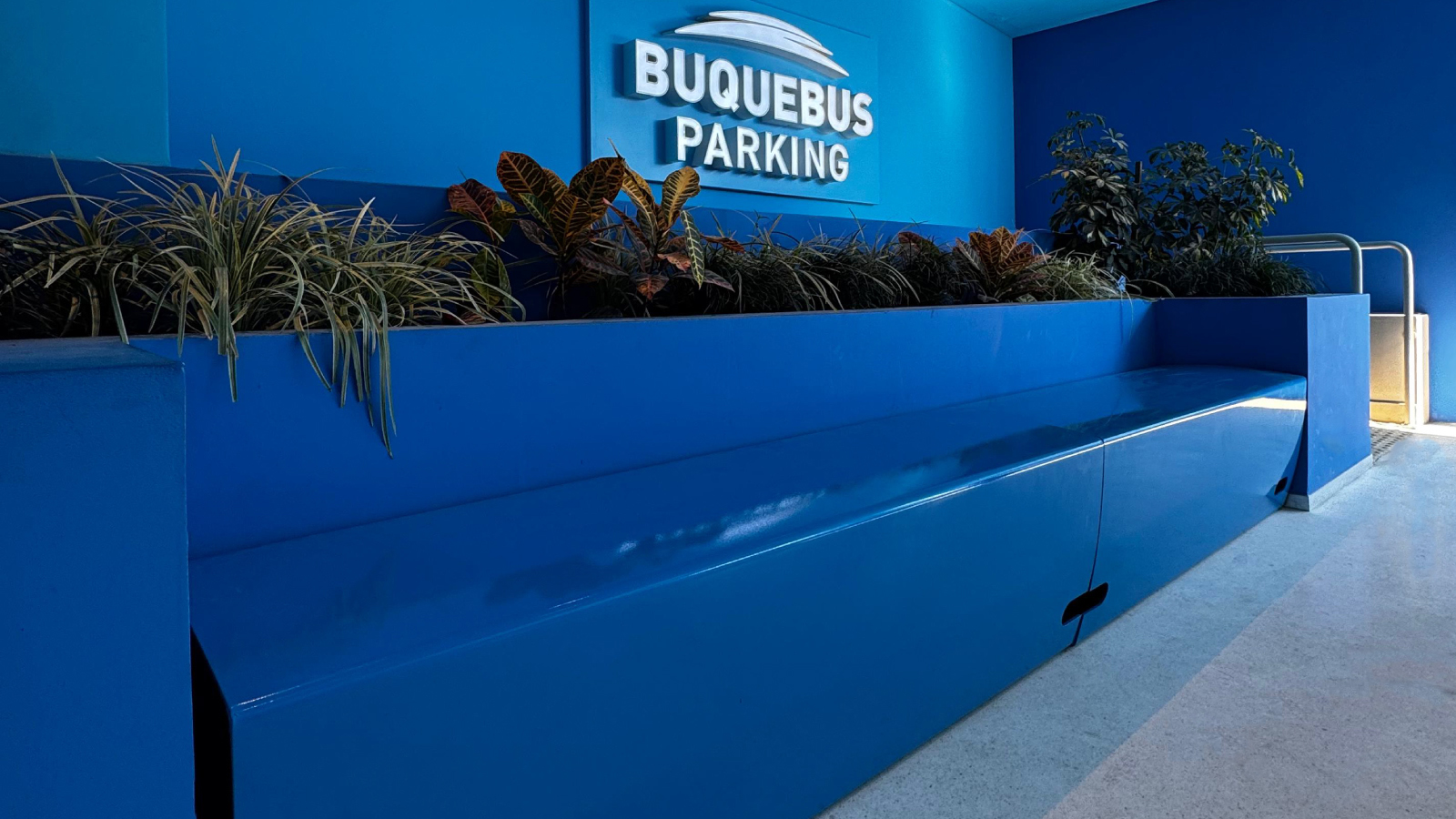 banco-laminar-azul-buquebus.jpg