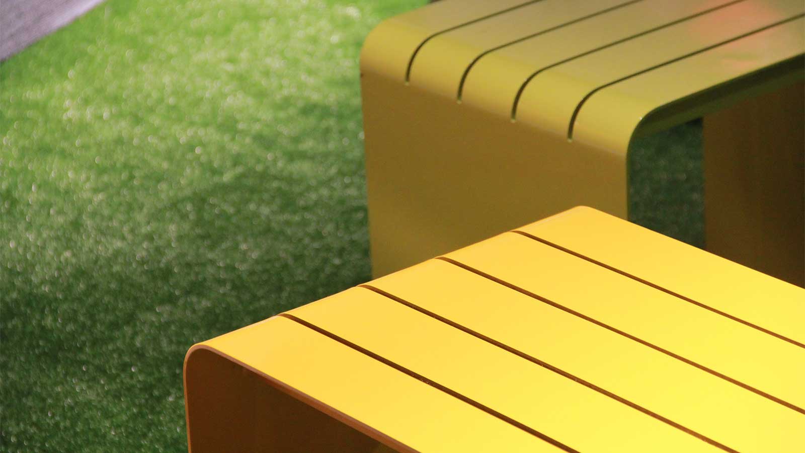 banco-logan-amarillos-superficie-asiento-chapa.jpg