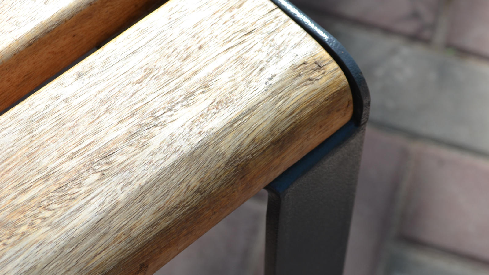 banco-luka-madera-detalle-util.jpg