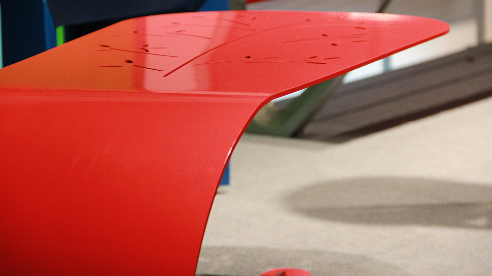 banco-petalo-chapa-color-rojo.jpg