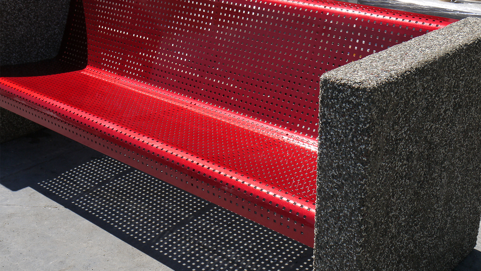 banco-quad-asiento-chapa-perforada-roja-exterior.jpg