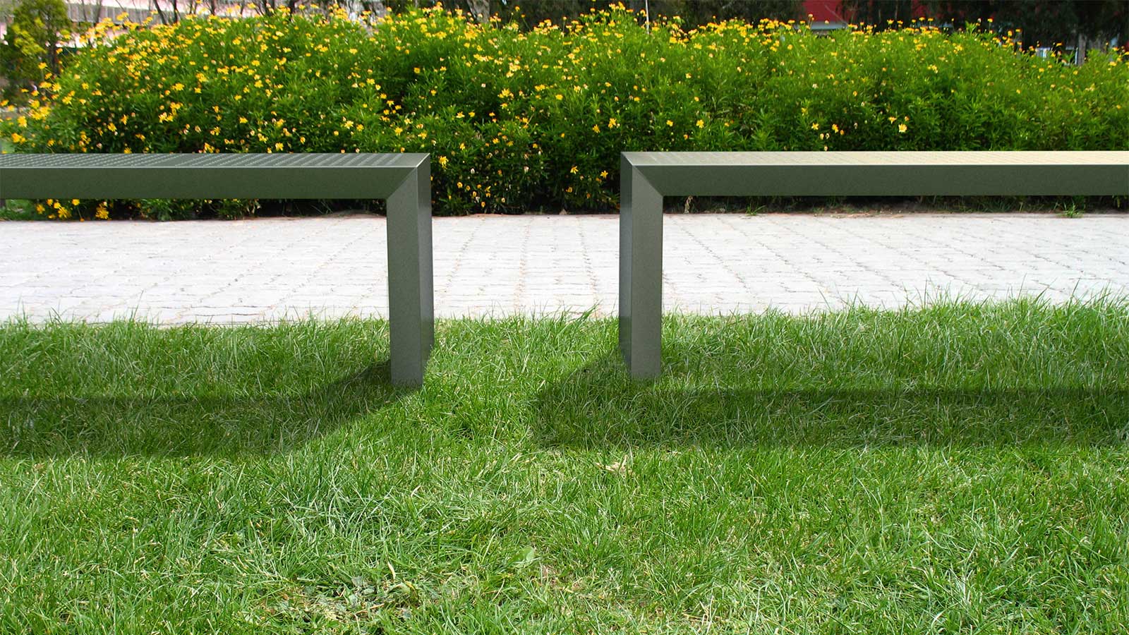 bancos-arco-patio-exterior-pasto.jpg