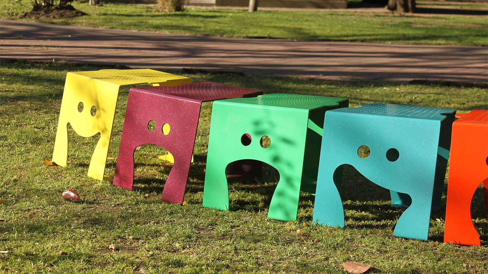 bancos-emoti-colores-plaza-pasto-verde.jpg