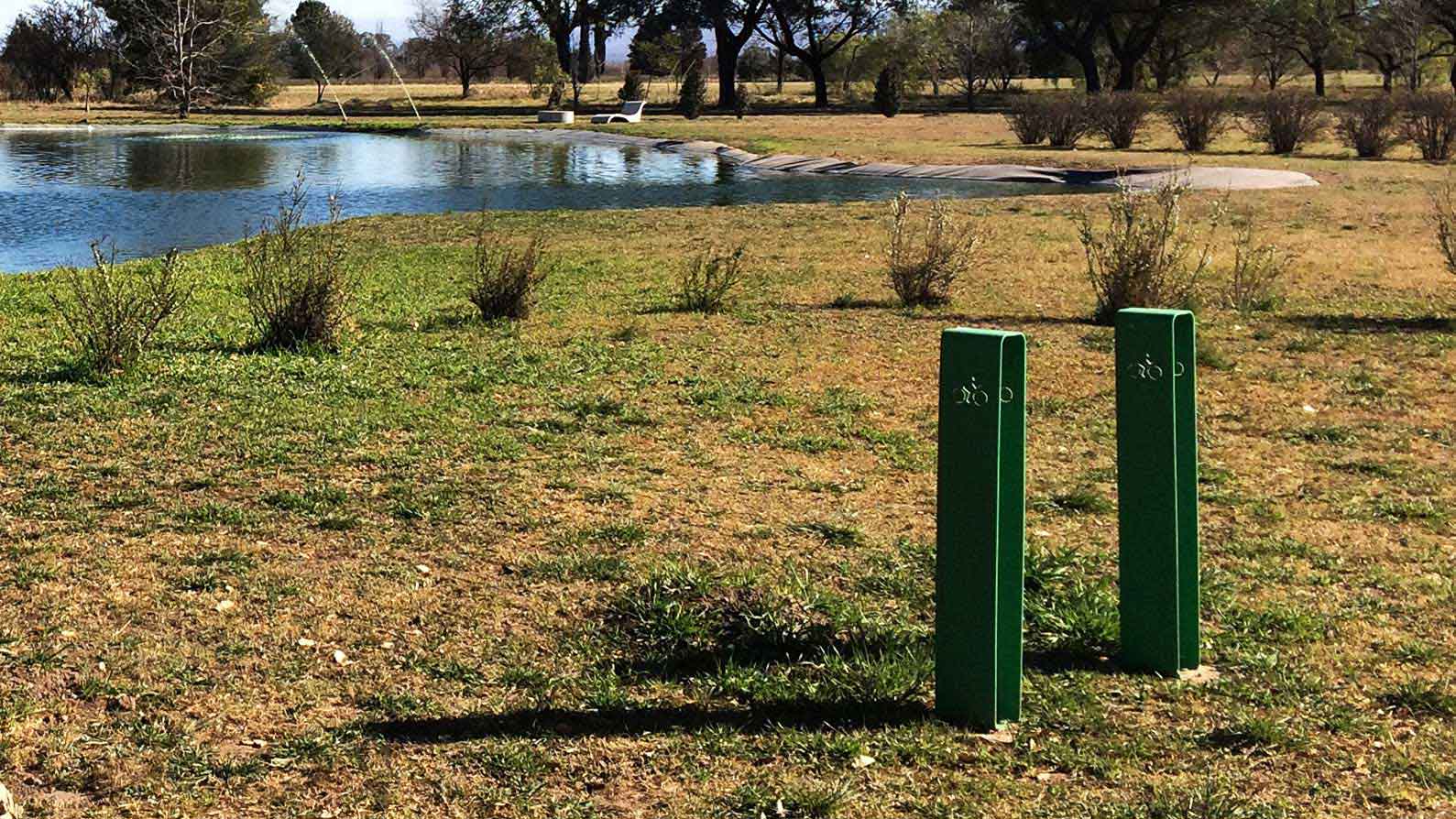 bicicletero-monociclo-chapa-exterior-parque-lago.jpg