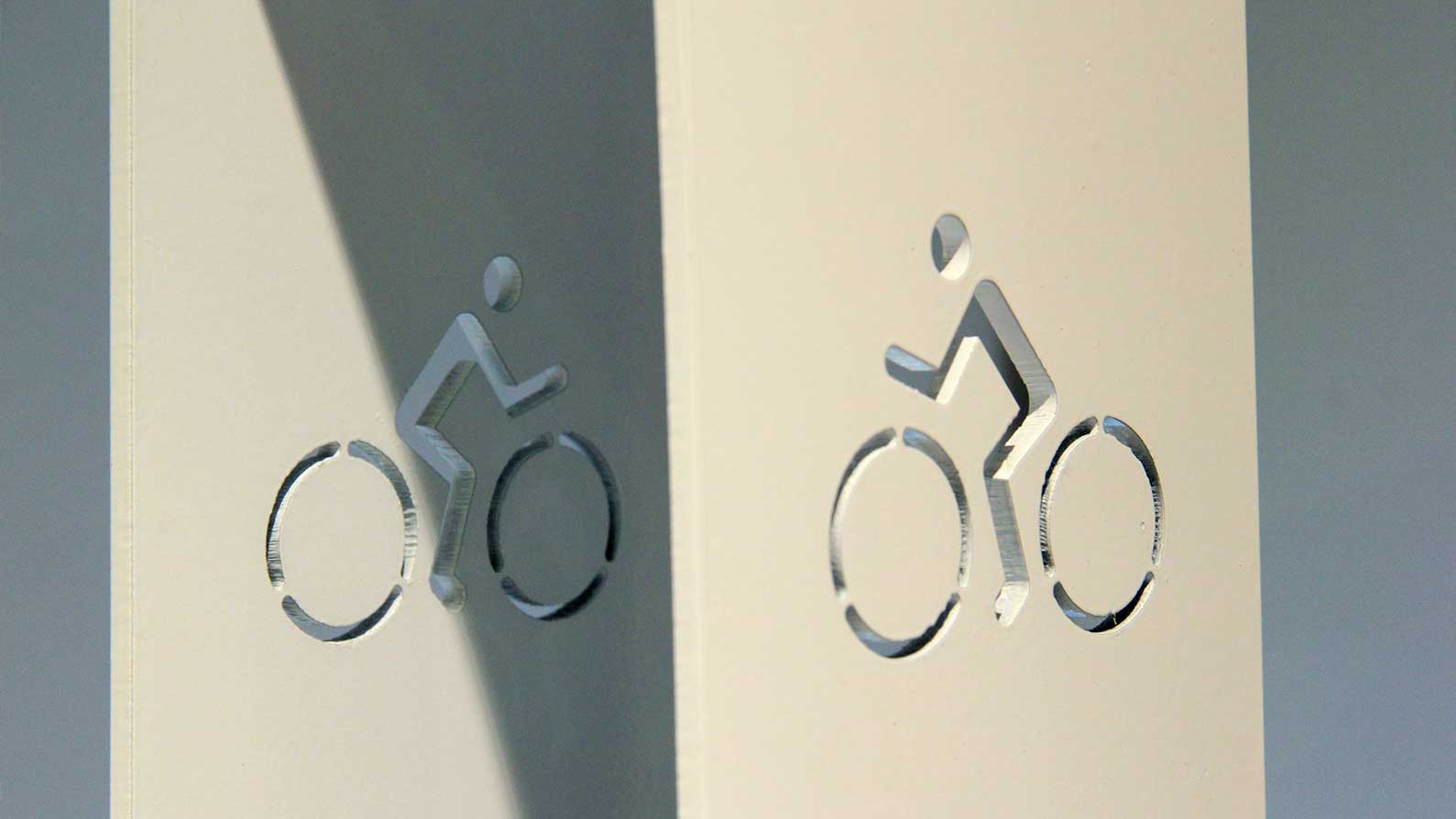 bicicletero-monociclo-chapa-perdorada-laser-logo.jpg