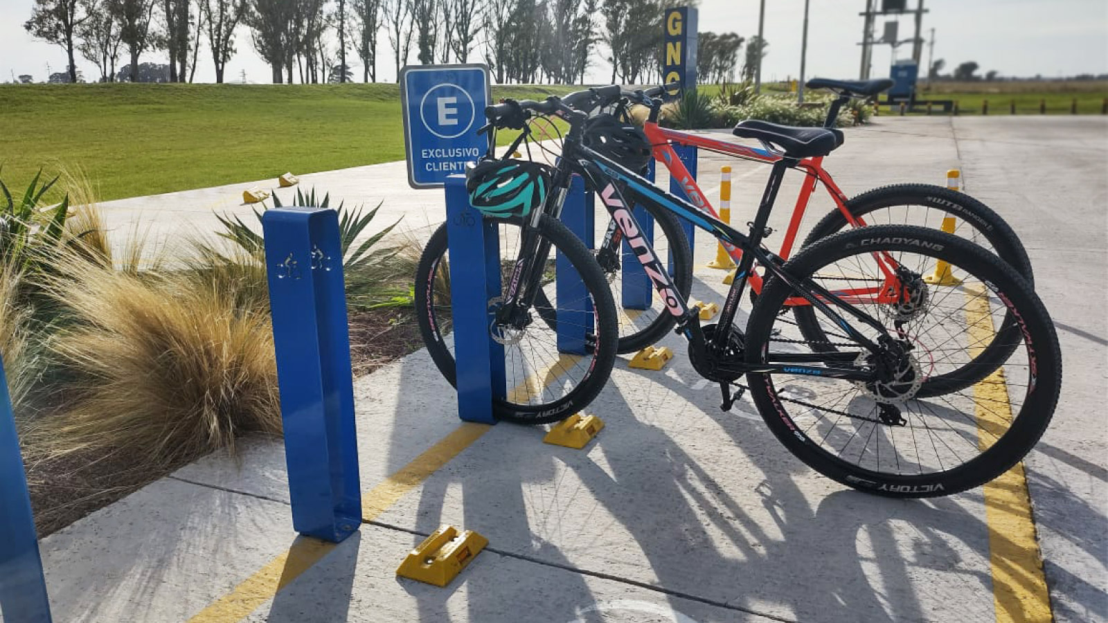 bicicletero-monociclo-estacion-servicio.jpg