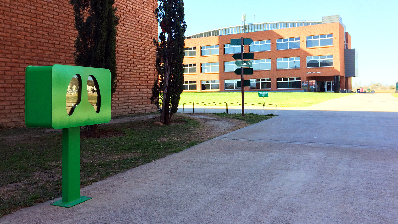 cenicero-pulmones-exterior-chapa-patio-universidad.jpg