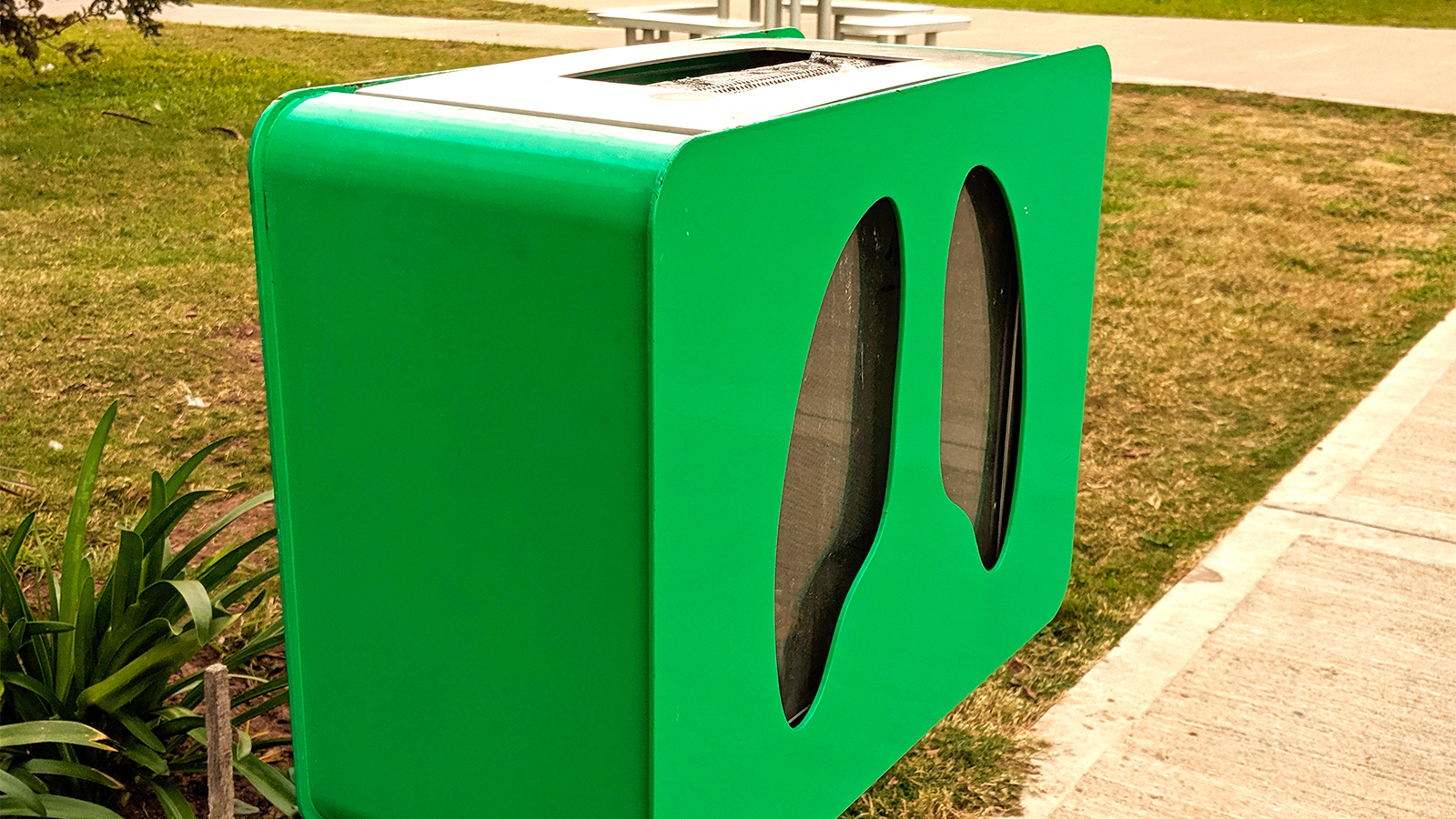 cenicero-pulmones-exterior-patio-universidad.jpg