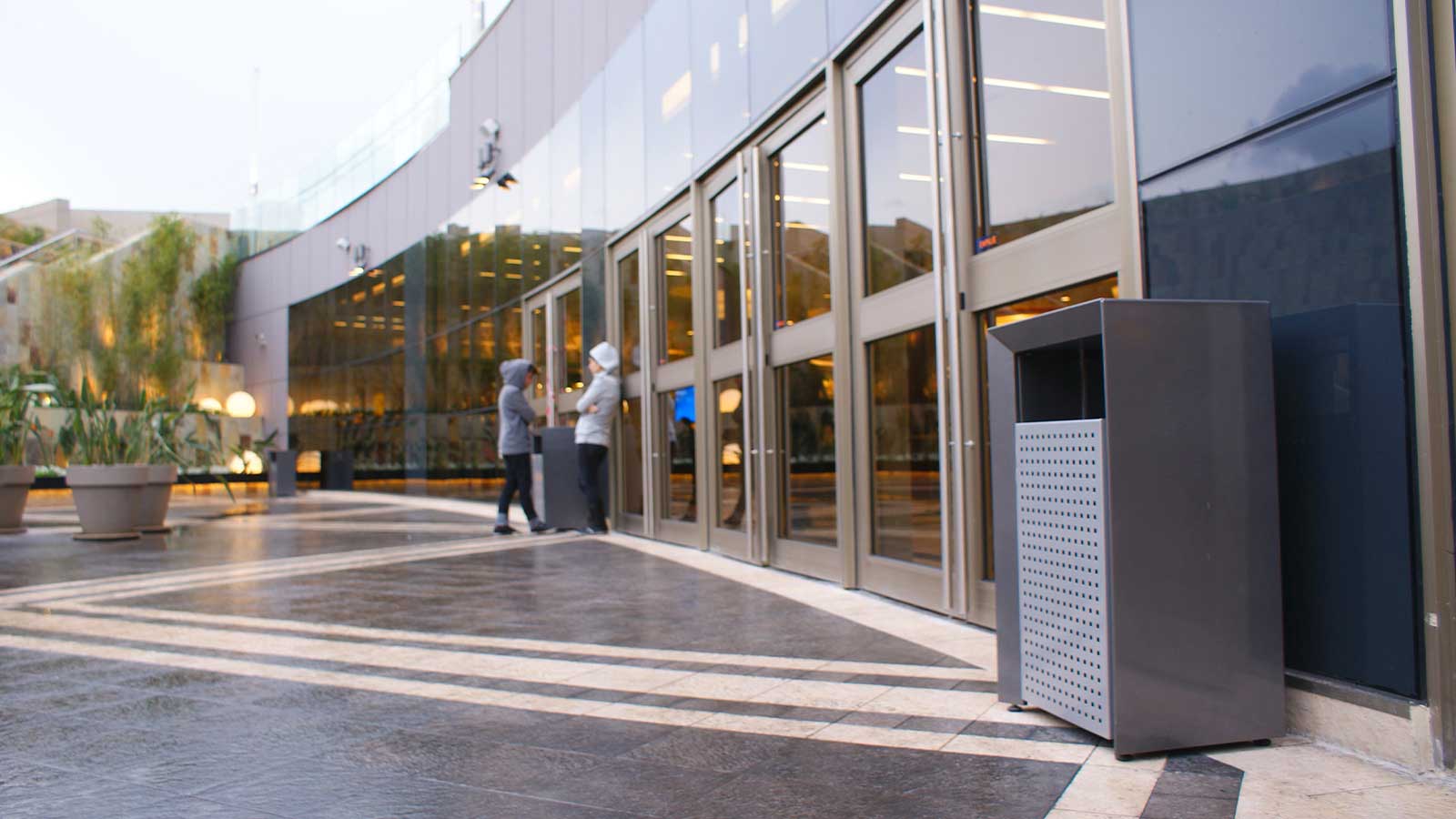 cesto-arco-espacio-publico-centro-comercial-exterior.jpg