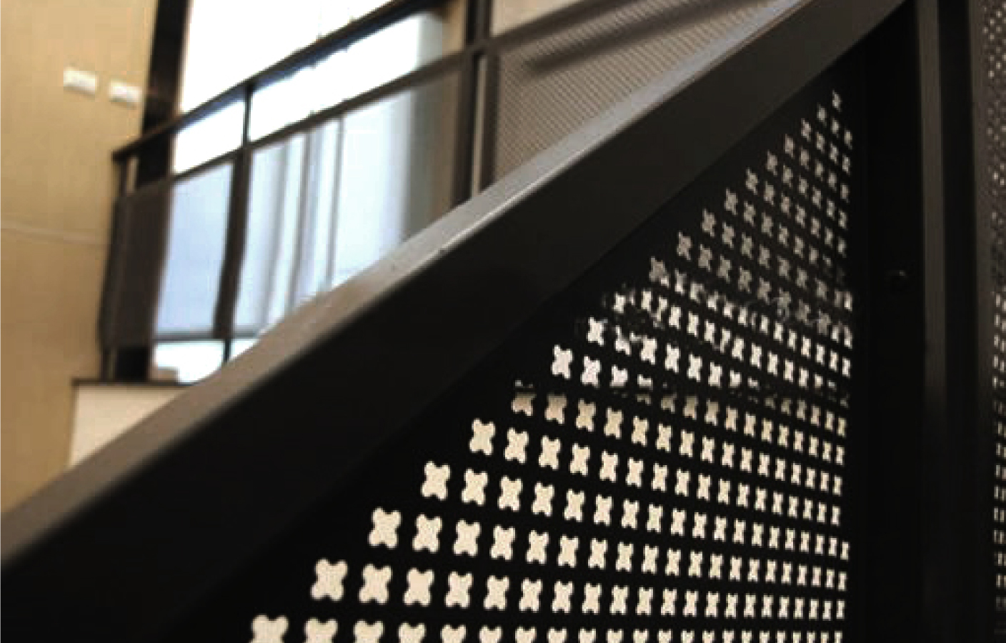 chapa-perforada-decorativa-estandar-trebol-escalera.jpg
