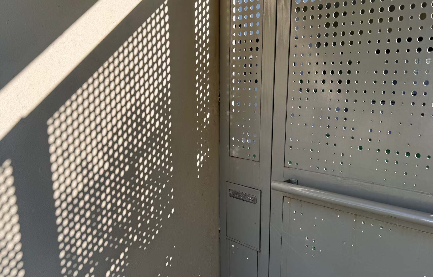 chapa-perforada-decorativa-fuoco-puerta.jpg