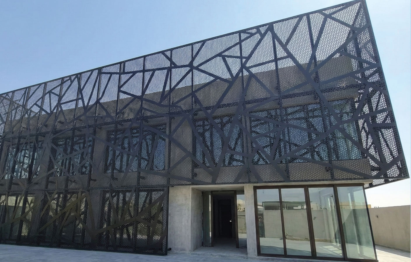 chapa-perforada-decorativa-vitro-edificio.jpg