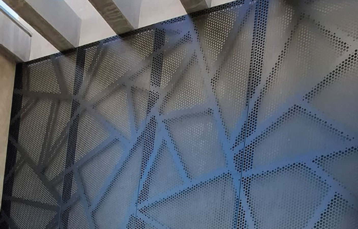 chapa-perforada-decorativa-vitro-pared.jpg