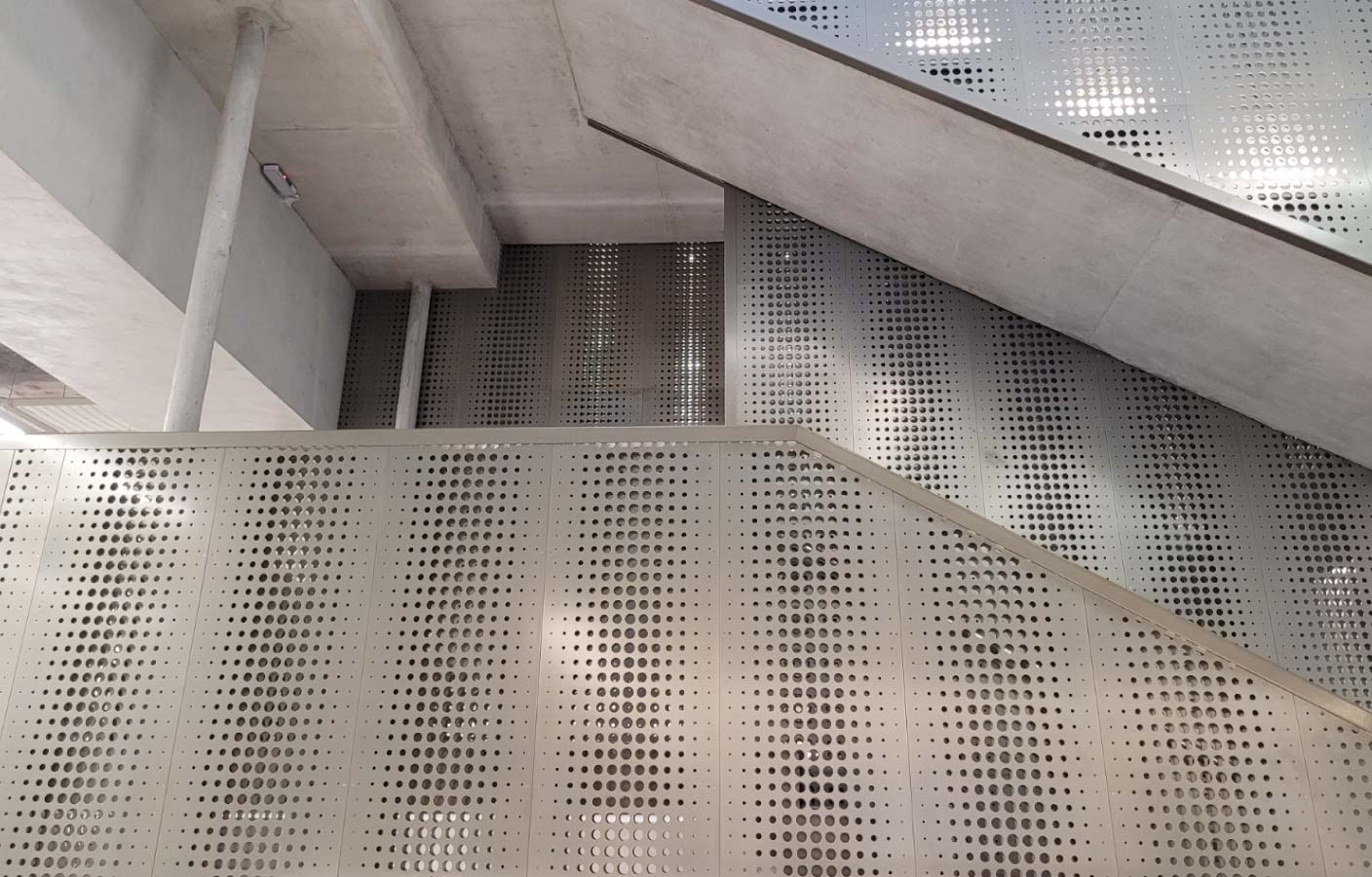 chapa-perforada-decorativa-zaha-centro-rescalera.jpg