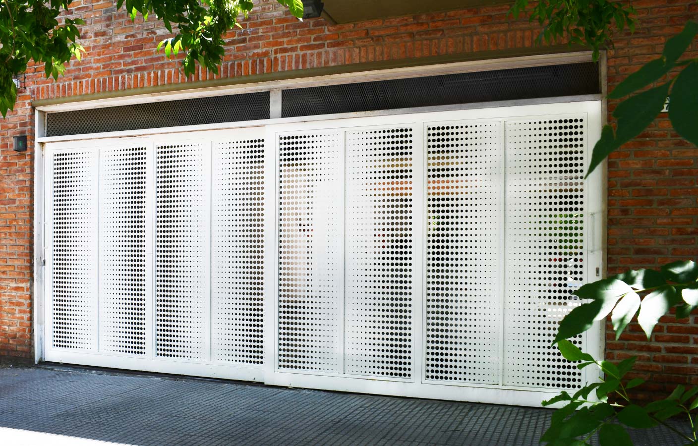 chapa-perforada-decorativa-zaha-lateral-casa.jpg