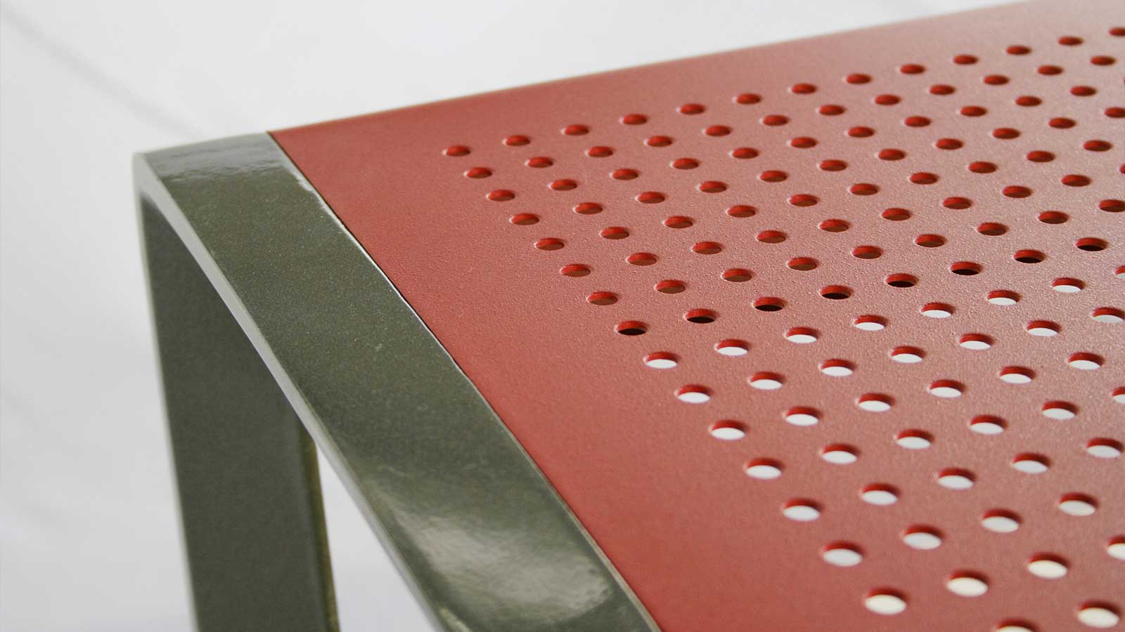 detalle-asiento-chapa-perforada-banco-moe.jpg