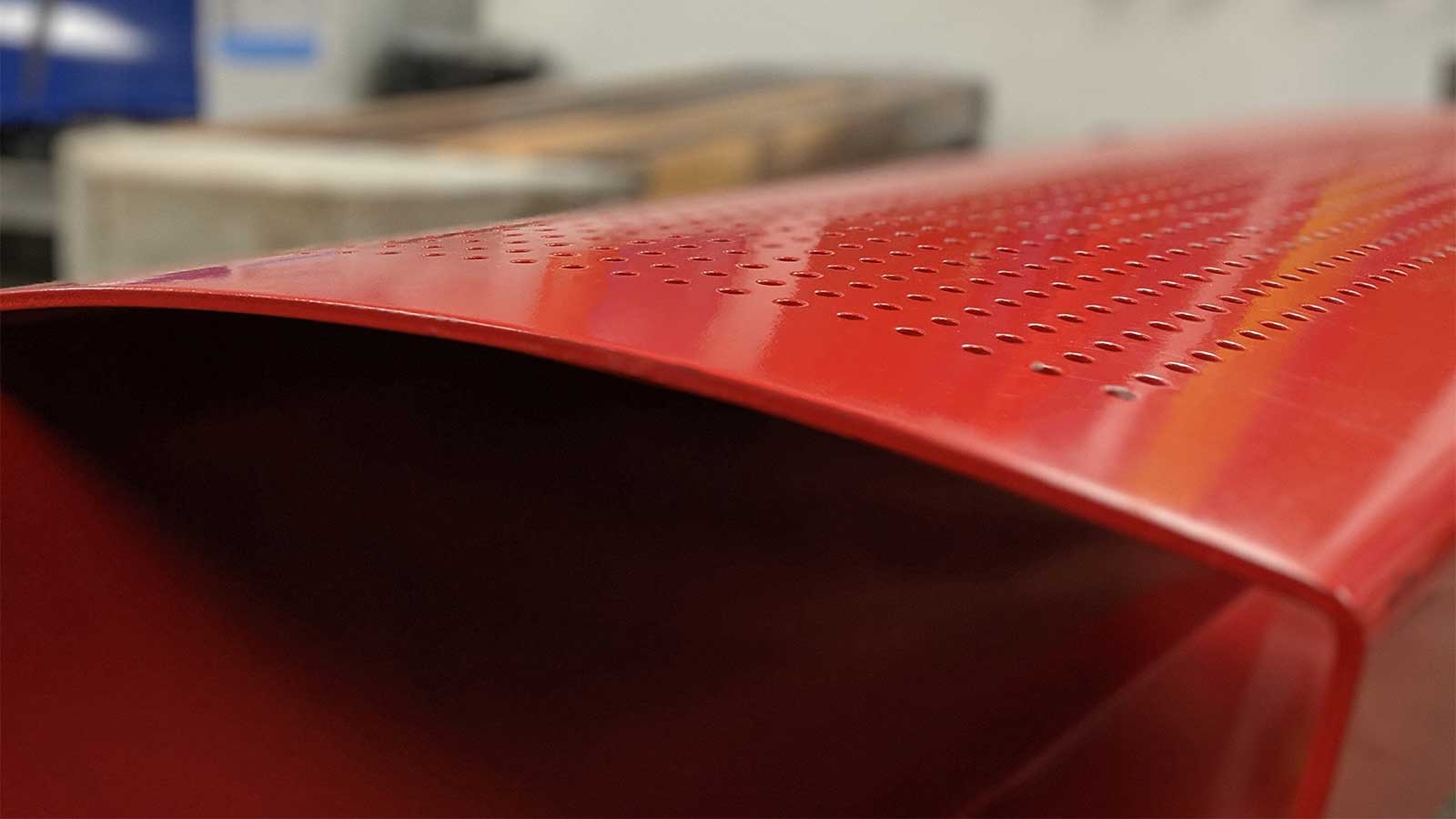 detalle-chapa-perforada-pintura-asiento-banco-laminar.jpg