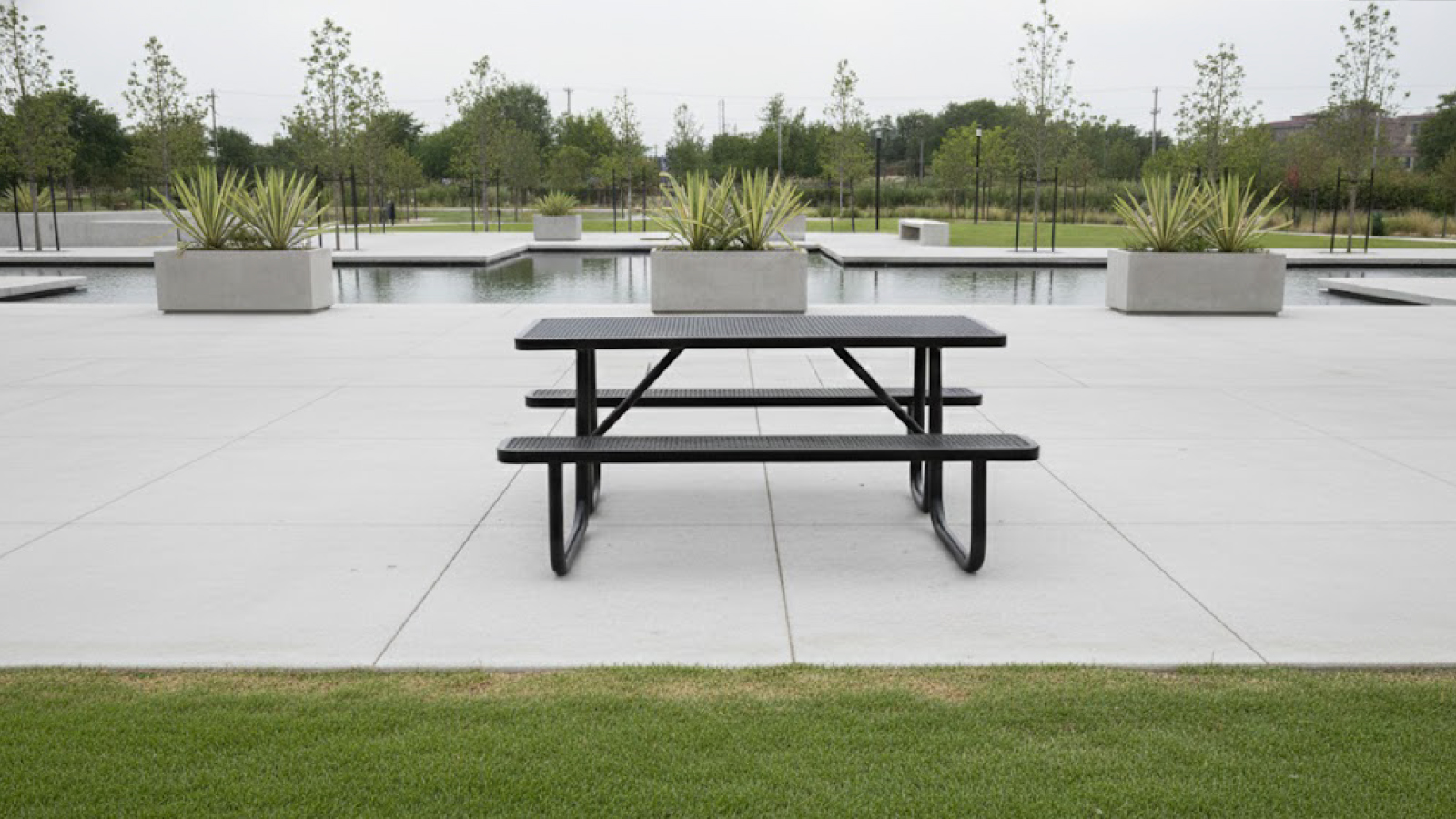 mesa-flou-pileta-jardin.jpg