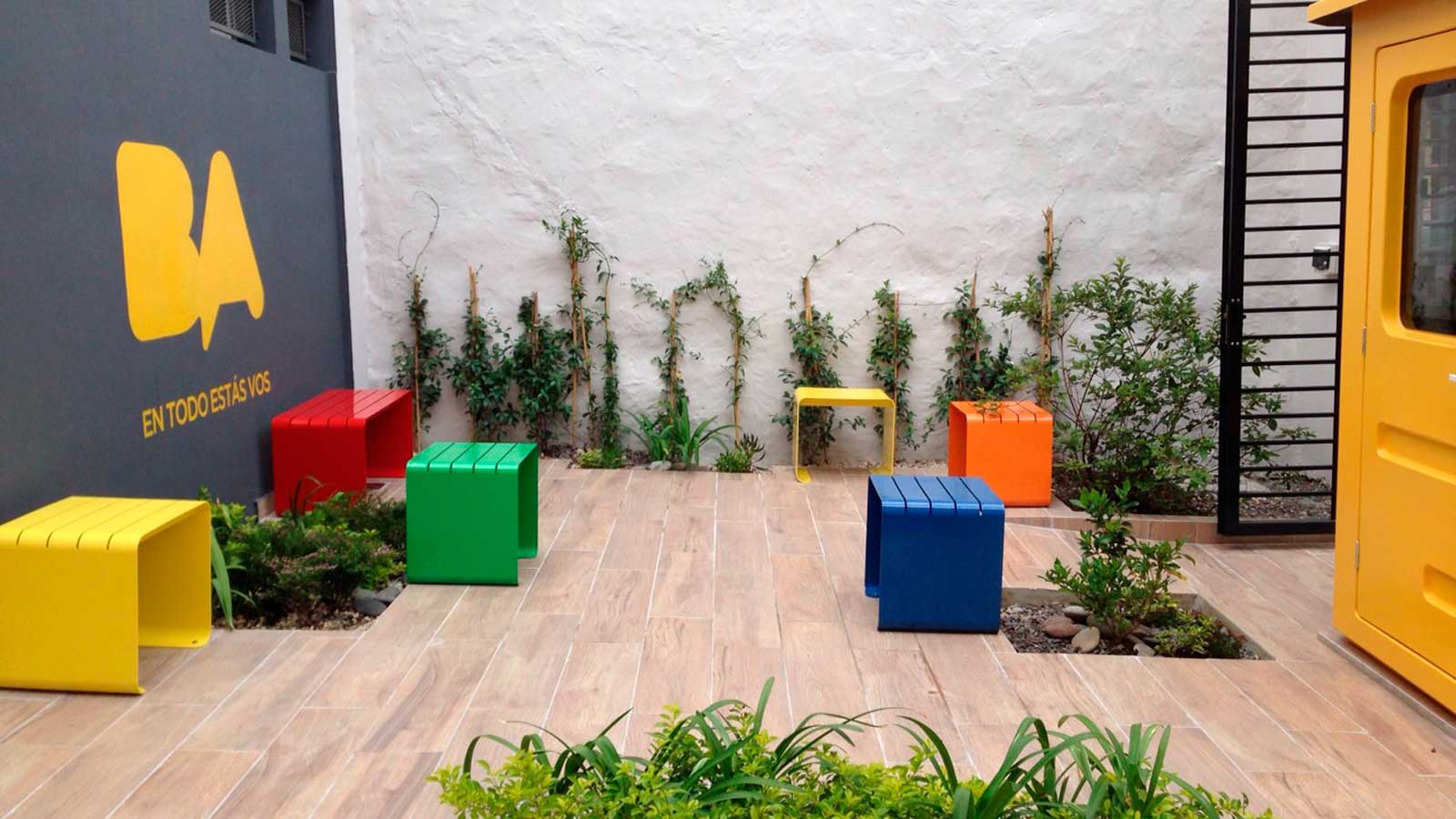 patio-interno-mobiliario-colorido-logan-chapa.jpg