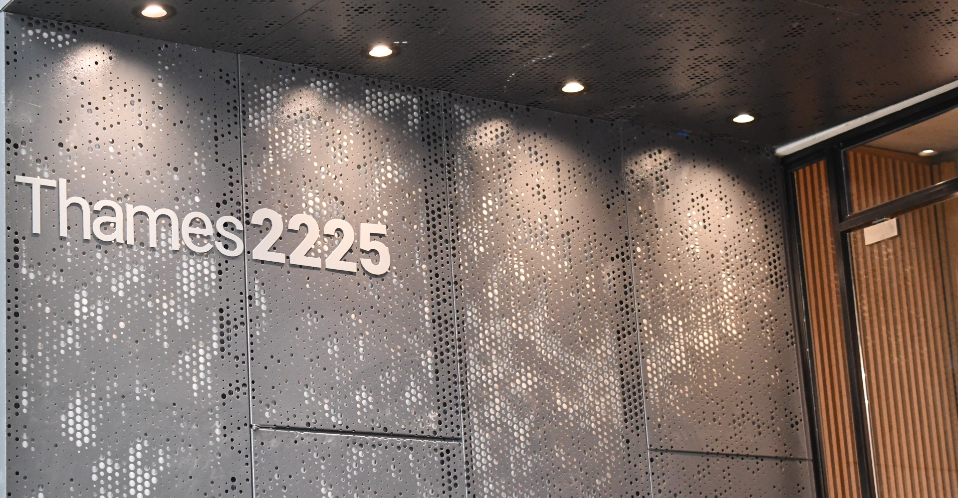 Revestimiento de pared y cielorraso - Edificio en Palermo