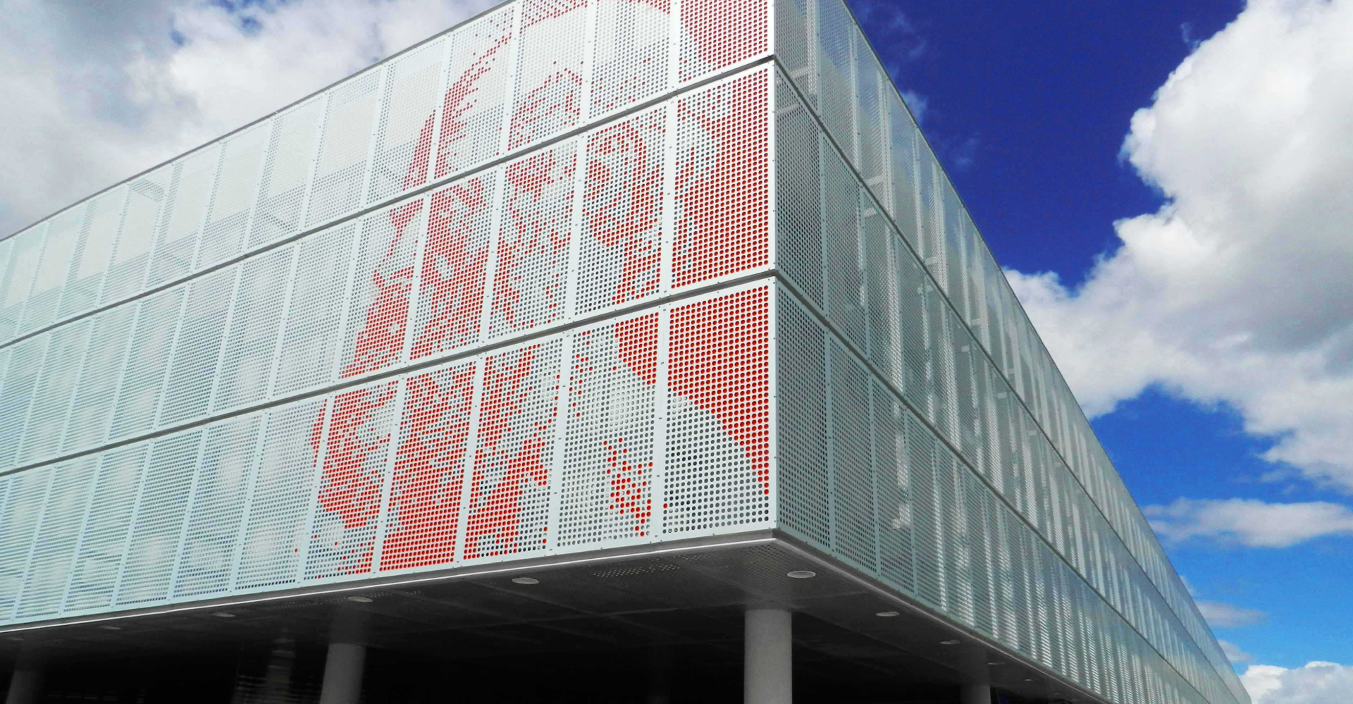 Fachada y parasoles - CEMA Mar del Plata