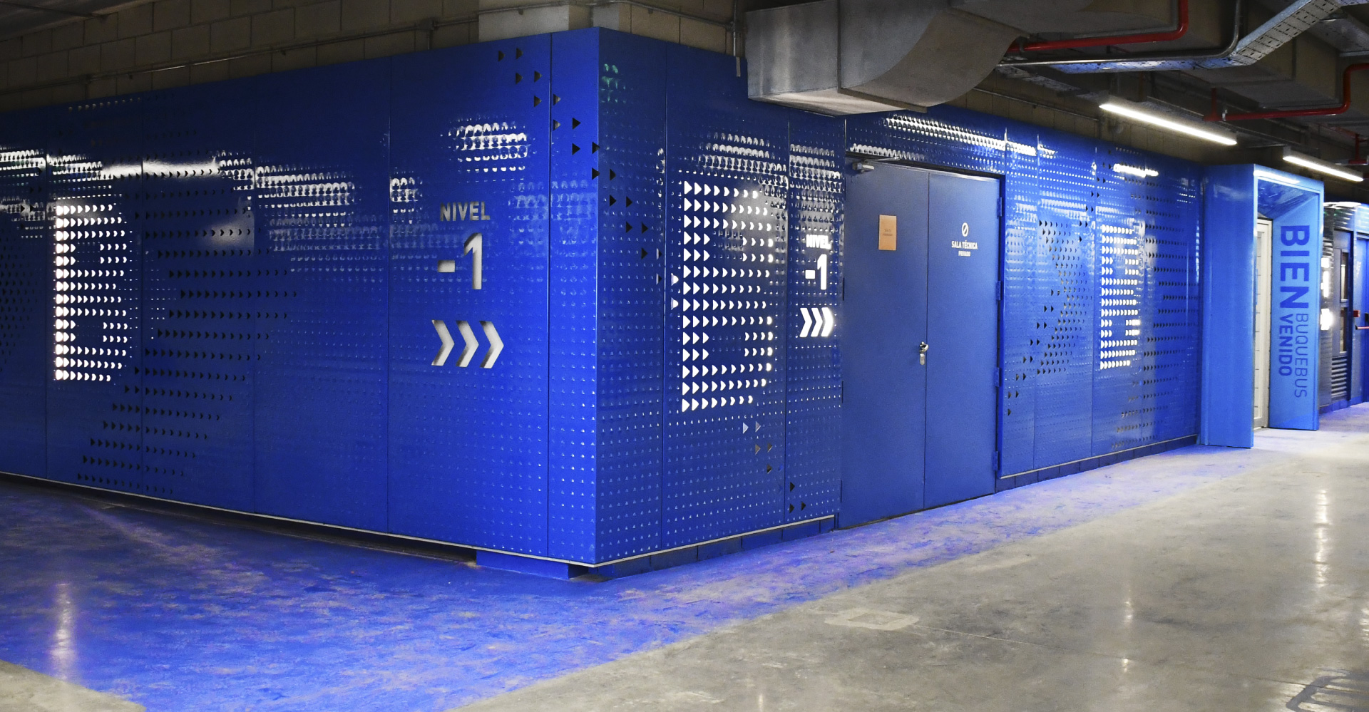 Revestimiento especial de pared - Estacionamiento Antártida Argentina Buquebus